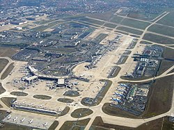 Orly_airport_-_Paris%2C_August_26%2C_2007.jpg